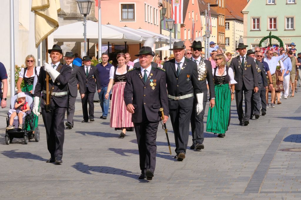HSG Weißenburg beim Aufzug der Festwirte